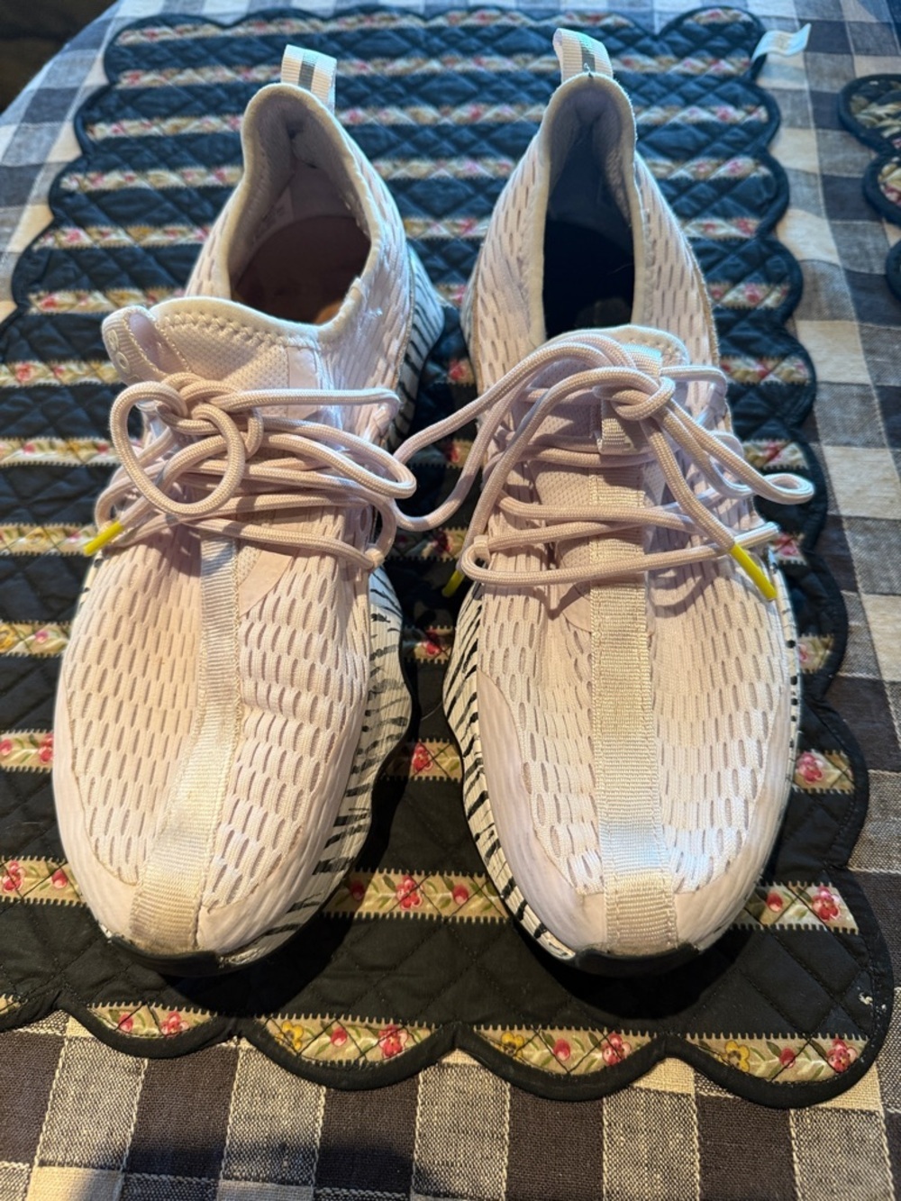 Sorel Kinetic Impact Lace Pink Sneaker with Zebra Patterned Rubber Sole size 8.5